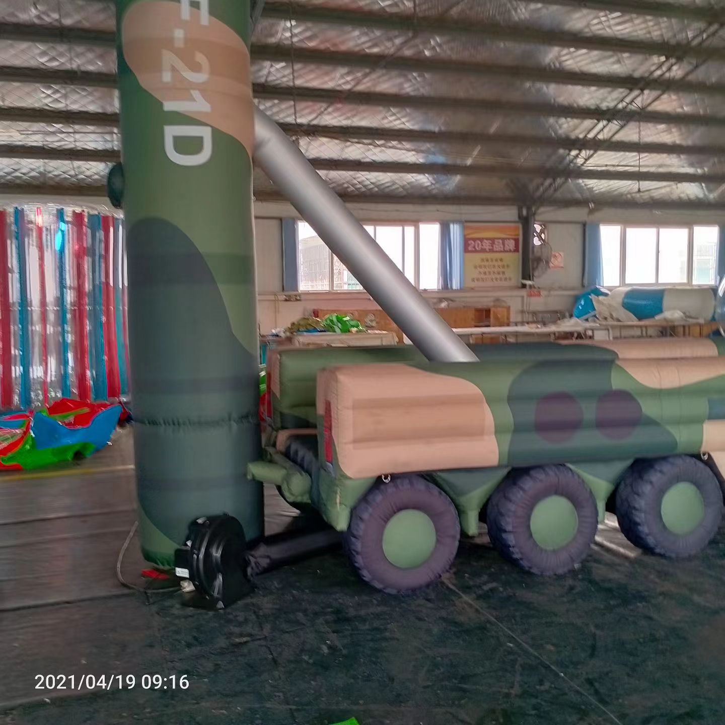 建邺军事演习中的充气目标车辆：模拟发射车雷达车坦克飞机
